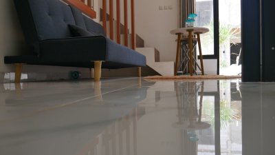 Microcement vervangt tegels in de moderne woonkamer